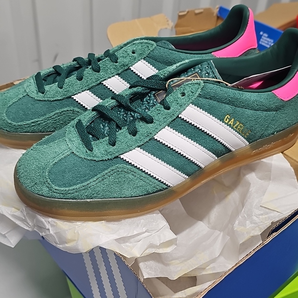 BNWT Adidas Gazelle Women’s Teal Suede Sneakers with Pink Heel